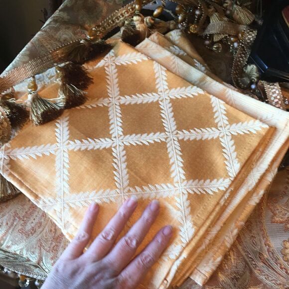 DIAMOND GOLD Dinner Napkins! - Picture 6 of 12